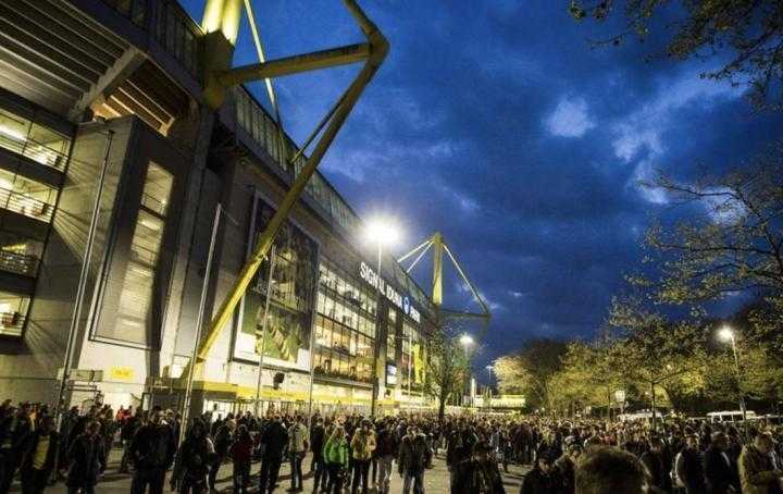  罢工致公共交通停运，多特建议球迷骑车或者走路前往球场观战 新闻