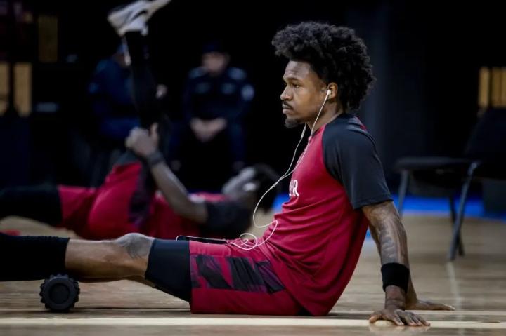  记者：上海和古德温保持联系，后者正在卡塔尔等待航班恢复 新闻