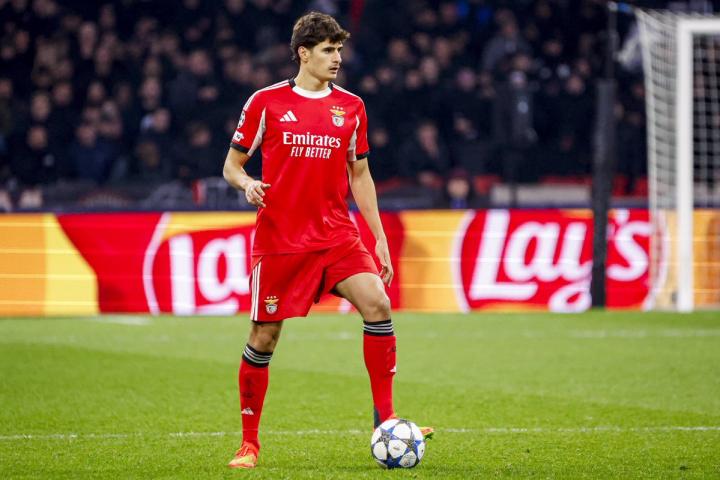  葡萄牙新星后卫备受德甲关注；安东尼奥·席尔瓦合同情况引发各方讨论。 体育新闻 葡萄牙新星后卫备受德甲关注；安东尼奥·席尔瓦合同情况引发各方讨论。 体育新闻