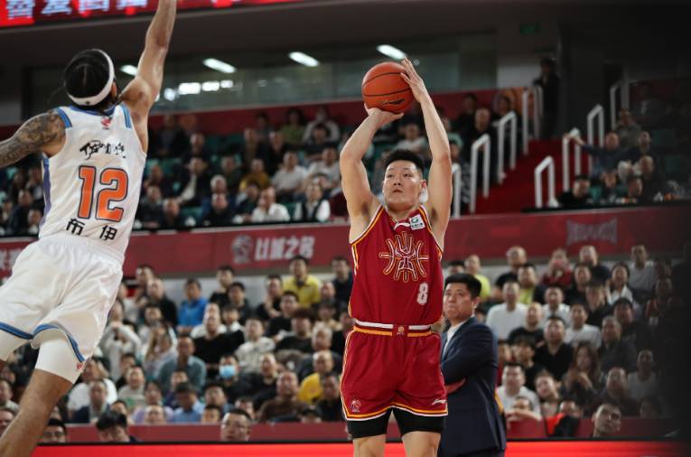  山西93-86双杀新疆的战术复盘：迪亚洛27+10背后的攻防博弈与关键时刻决策逻辑 体育新闻